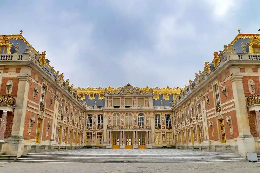 Top 10 Most Beautiful Palaces in The World
